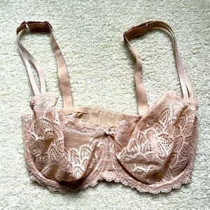 Gorgeous lace Chantelle underwire bra size 32DDD.